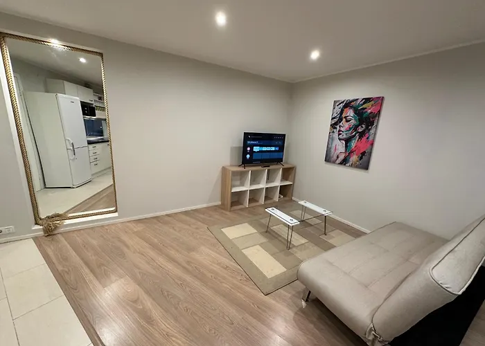 Apartment Location With Wide Bath *