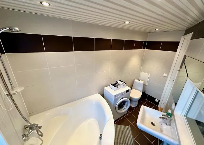 Apartment Location With Wide Bath *