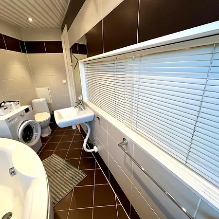 Location With Wide Bath * タリン